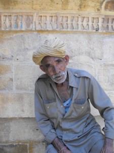 guardiano delle scarpe, rajasthan (by Massimo Soldini)