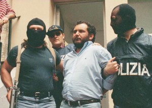 Giovanni Brusca condotto in carcere dopo la sua cattura, il 21 maggio 1996. ANSA / FRANCO LANNINO